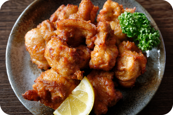 鶏の唐揚げとレモン、パセリが盛られた皿